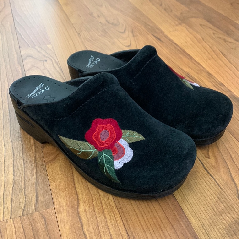 🌹 Dansko Suede Rose Floral Embroidered Sofia Clogs • Size 40 / 9.5